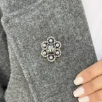 سنجاق سینه مهره خاکستری