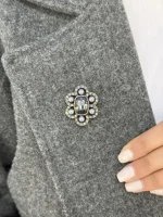 سنجاق سینه مهره خاکستری