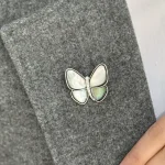 سنجاق سینه پروانه خاکستری