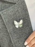 سنجاق سینه پروانه خاکستری
