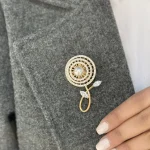 سنجاق سینه گل مرواریدی