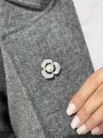 سنجاق سینه گل مرواریدی