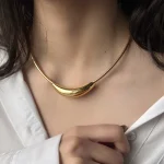 گردنبند طوقی منحنی