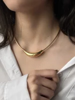گردنبند طوقی منحنی