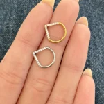 پیرسینگ گوش حلقه ای V
