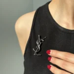 سنجاق سینه ایو سن لورن (YSL)