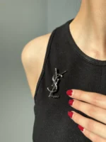 سنجاق سینه ایو سن لورن (YSL)