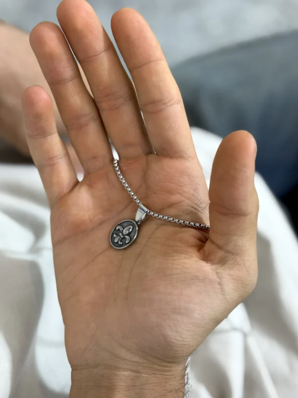 گردنبند مردانه زنبق - تصویر 2